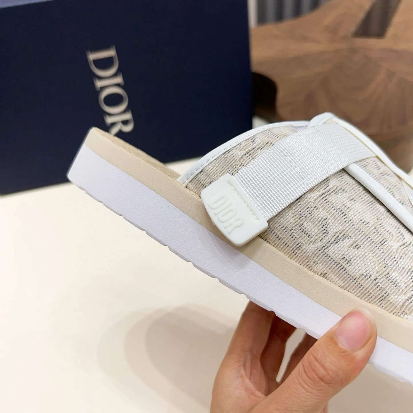Factory price: 280💰Dior Alias ​​men's leather slippers. This Alias ​​sandal is a new summer product, showing a casual and elegant style. Carefully crafted from grained cow leather and Oblique printed fabric, with cowhide lining! Cross-strap design with metal-clad brass CD Diamond logo. The imported cowhide leather and rubber sole adds sophistication and comfort, while Oblique print-effect anti-slip panels add style. Size: 38-44 (45 customized)